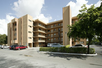 La Riviera Apartments in Hialeah, FL - Foto de edificio - Building Photo