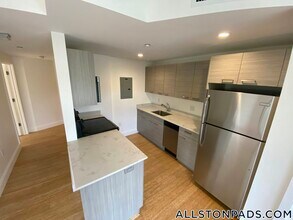 40 Malvern St, Unit 108 in Boston, MA - Foto de edificio - Building Photo
