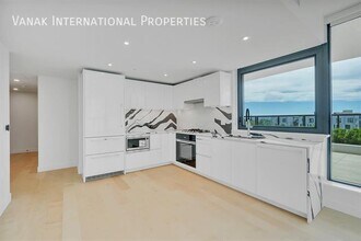 135 13th St E in North Vancouver, BC - Building Photo - Building Photo