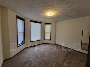 306 1/2 1st St SE in Oelwein, IA - Building Photo - Building Photo