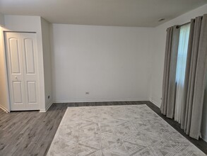 537 E Shag Bark Ln in Streamwood, IL - Building Photo - Building Photo