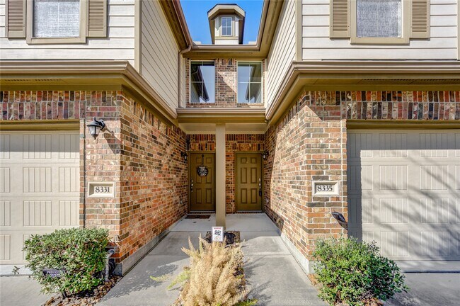 8335 Hawthorn Vly Ln in Houston, TX - Building Photo - Building Photo