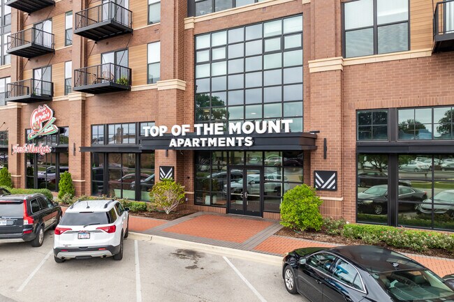 Top of The Mount Apartments in Mount Prospect, IL - Foto de edificio - Building Photo