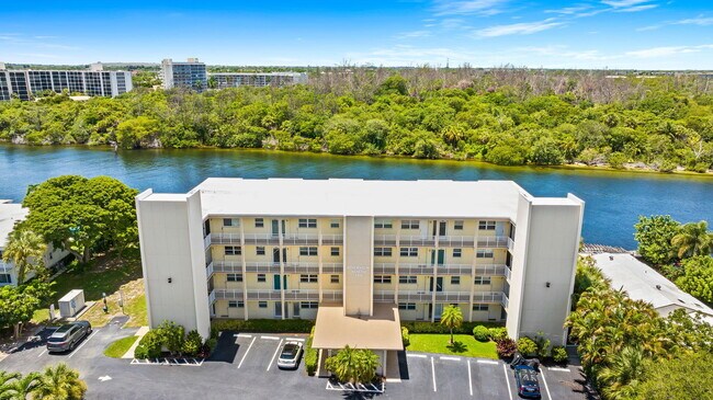 333 NE 19th Ave in Deerfield Beach, FL - Building Photo - Building Photo