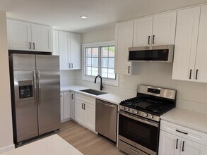 2120 N Dymond St in Burbank, CA - Building Photo - Building Photo