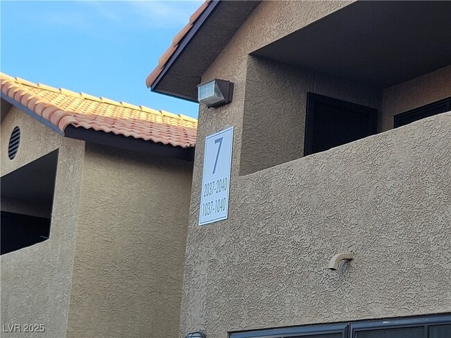 2451 N Rainbow Blvd in Las Vegas, NV - Building Photo - Building Photo