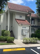 5750 Fairway Park Ct in Boynton Beach, FL - Building Photo - Building Photo