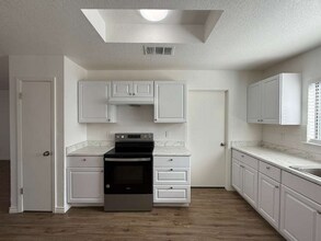 4455 Sherwood Way in San Antonio, TX - Building Photo - Building Photo