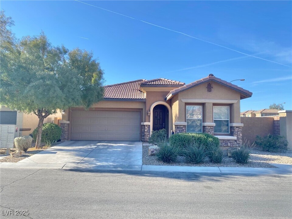 7555 Engleberg Ave in Las Vegas, NV - Building Photo