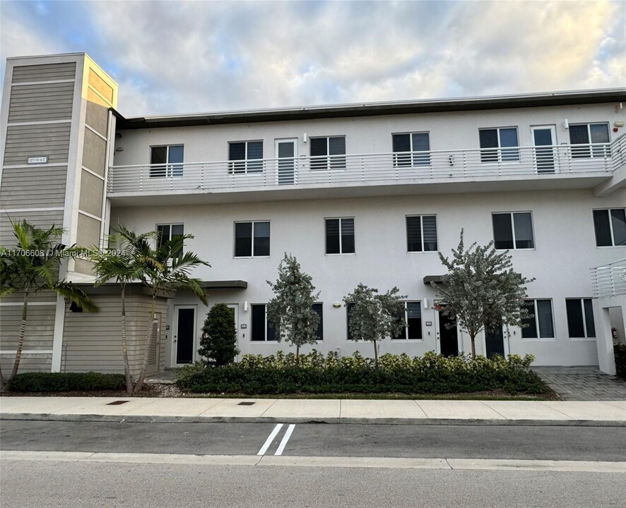 10270 NW 66th St in Doral, FL - Building Photo