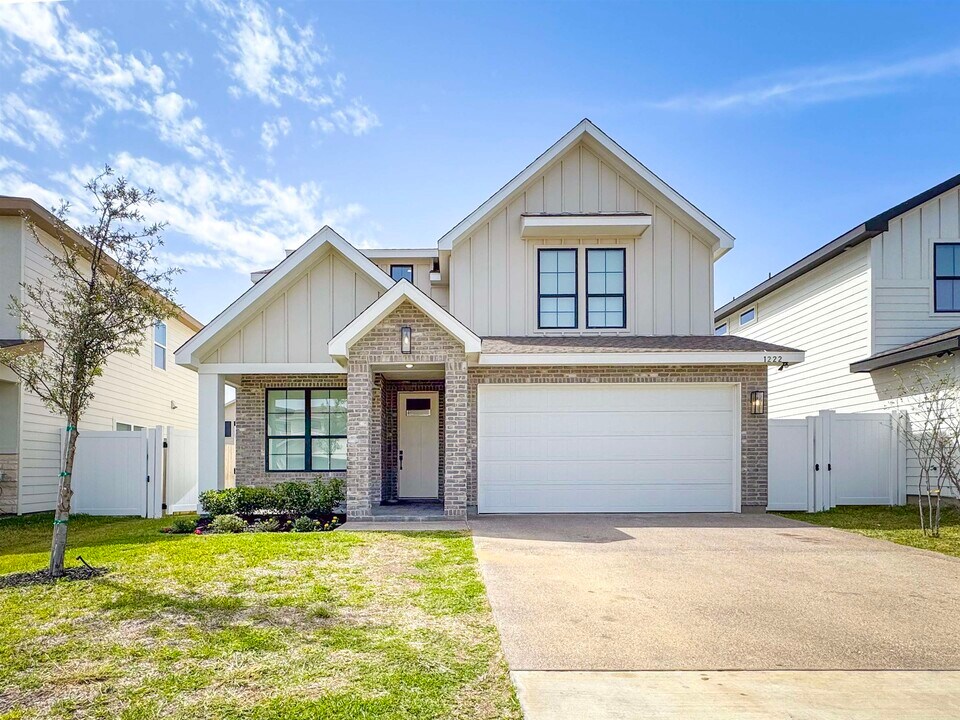 1222 Sambar Lp in Laredo, TX - Building Photo