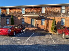 294 Tinker Hill Cv, Unit B in Jackson, TN - Building Photo