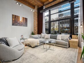 525 W Superior St in Chicago, IL - Building Photo - Building Photo