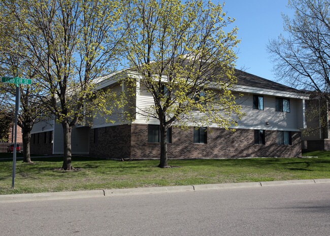 Cedar Acres Apartments in Hutchinson, MN - Foto de edificio - Building Photo