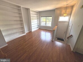 7 Martins Square Ln in Rockville, MD - Building Photo - Building Photo