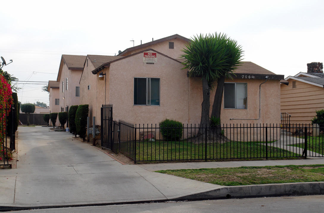 706 S Flower St in Inglewood, CA - Building Photo