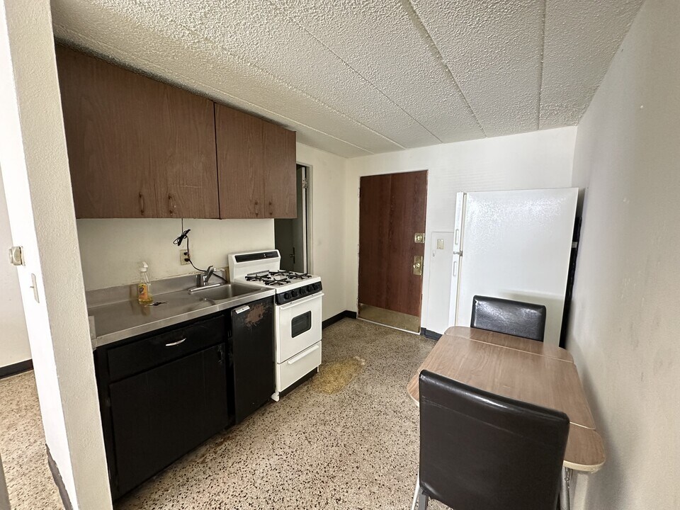 2441 Holmes St in Rockford, IL - Building Photo