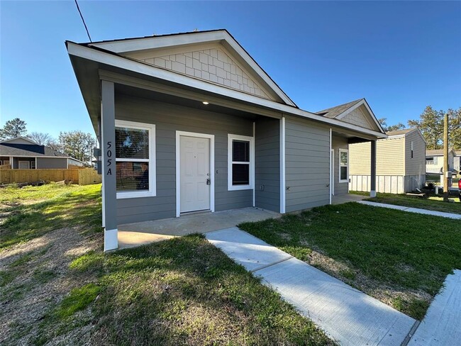 505 Young St in Willis, TX - Building Photo - Building Photo