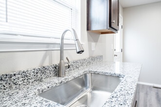 Oakwood Heights Townhomes in Republic, MO - Foto de edificio - Building Photo