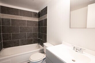 1233 Chelwood Park Blvd NE, Unit D in Albuquerque, NM - Building Photo - Building Photo