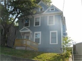 611 N Perry St in Davenport, IA - Building Photo