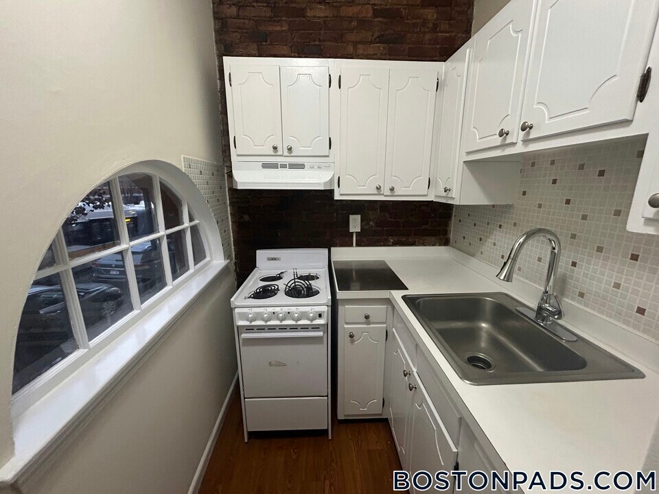 70 S Huntington Ave in Boston, MA - Building Photo