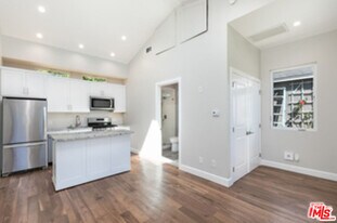 7851 Airlane Ave in Los Angeles, CA - Building Photo