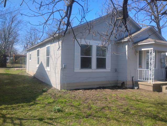 1104 S Columbia St in Clarksville, TX - Foto de edificio - Building Photo