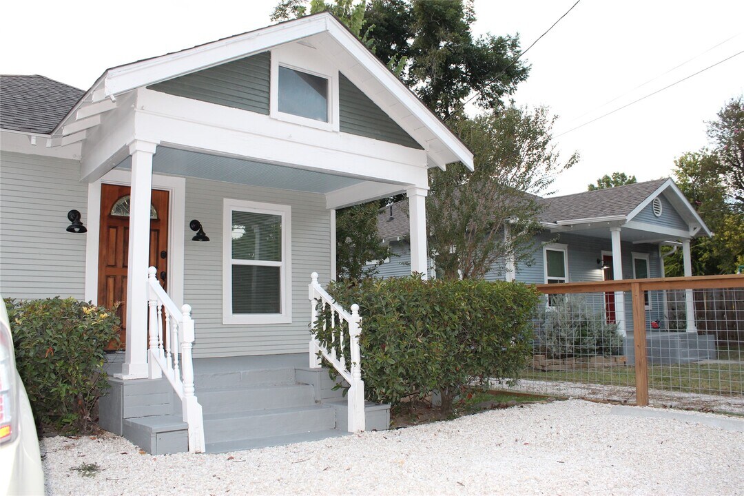 2713 Cochran St in Houston, TX - Building Photo