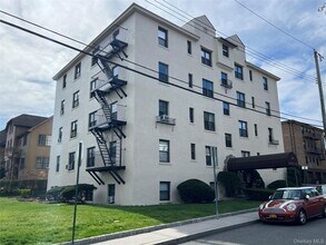 240 Alpine Pl in Tuckahoe, NY - Building Photo - Building Photo