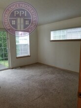 945 SW 24th St in Troutdale, OR - Building Photo - Building Photo