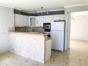 2642 Collins Ave in Miami Beach, FL - Building Photo - Building Photo