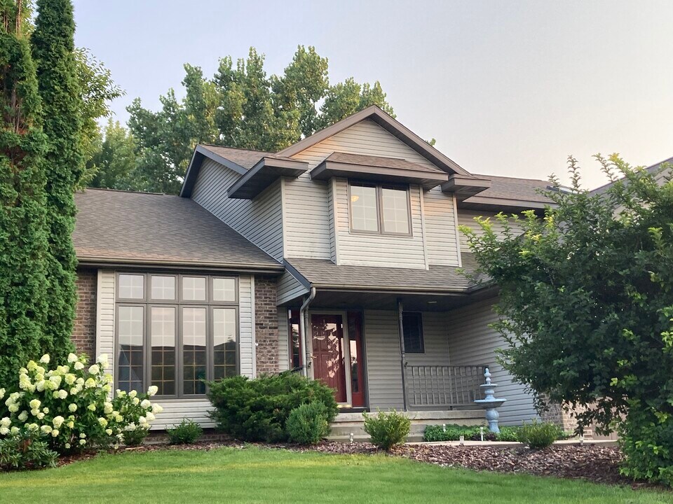 1815 Essex Dr in Sun Prairie, WI - Building Photo