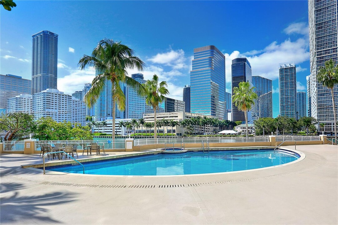 701 Brickell Key Blvd, Unit LPH-08 in Miami, FL - Building Photo