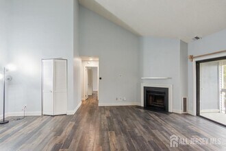 208 Sunshine Ct in Sayreville, NJ - Building Photo - Building Photo