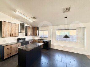 2021 E Caldwell St in Phoenix, AZ - Building Photo - Building Photo