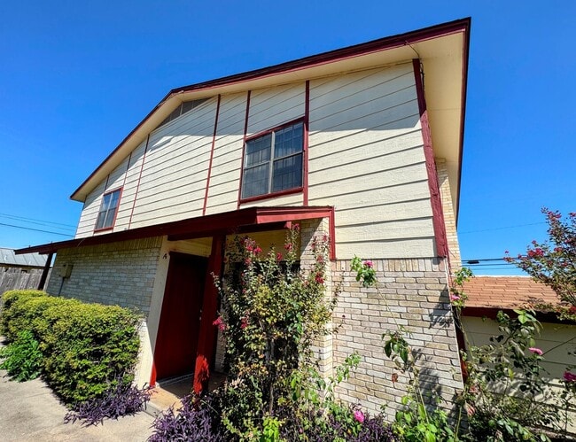 1102 Covey Ln