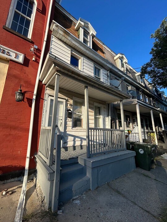 102 E Federal St in Burlington, NJ - Foto de edificio