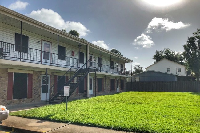 500 East House Street in Alvin, TX - Foto de edificio - Building Photo