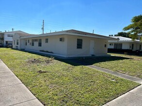 1992 NE 172nd St in North Miami Beach, FL - Foto de edificio - Building Photo