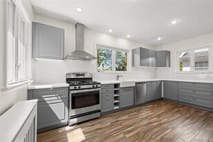 26005 Kensington Pl in Great Neck, NY - Building Photo