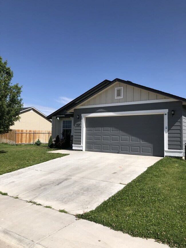 158 NE Lotus Ct in Mountain Home, ID - Building Photo - Building Photo