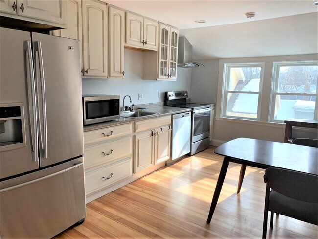 99 Waltham St, Unit 2 in Lexington, MA - Foto de edificio - Building Photo