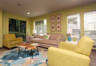 Highlands Creek Apartments in Dallas, TX - Building Photo - Building Photo