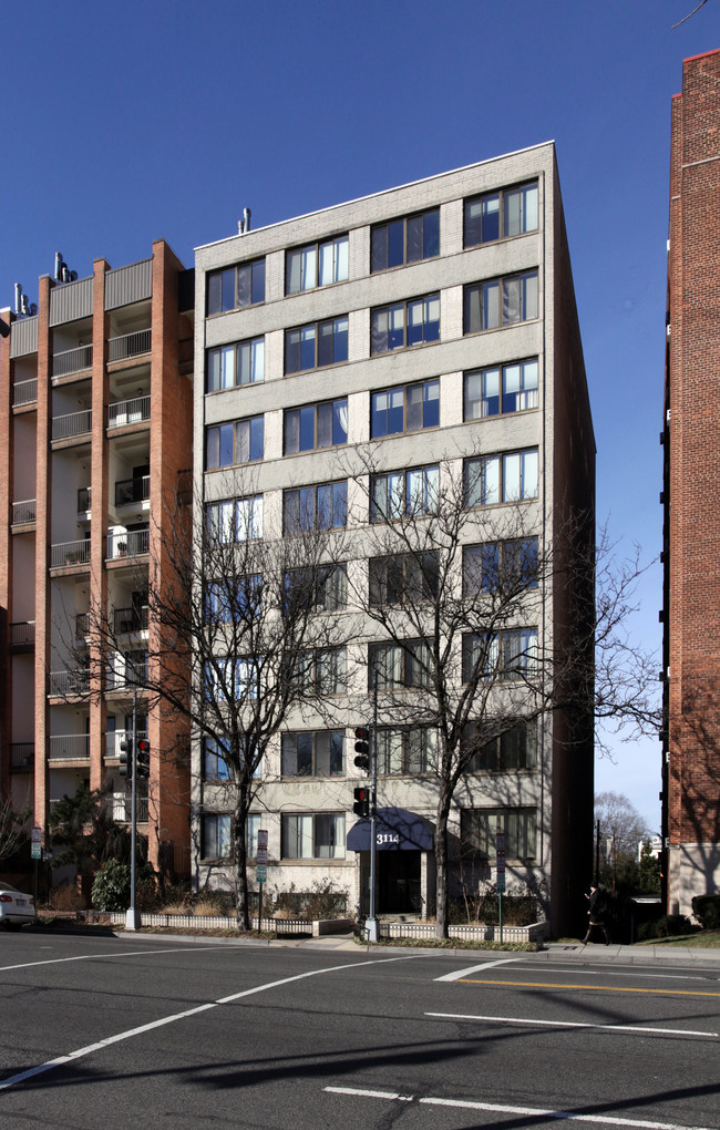 3114 Wisconsin Ave NW in Washington, DC - Foto de edificio - Building Photo