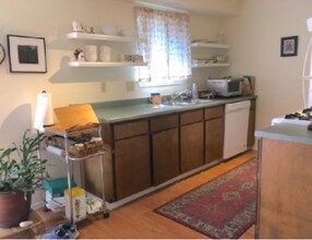 204 Gibson St, Unit B in Talent, OR - Building Photo - Building Photo
