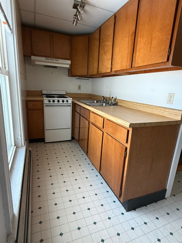 399 Center St-Unit -4 in Bangor, ME - Foto de edificio - Building Photo