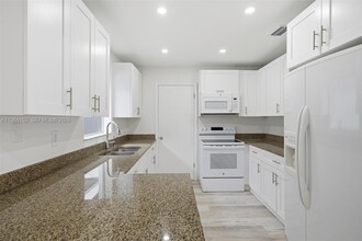 1281 W 42nd St in Hialeah, FL - Building Photo - Building Photo