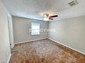 5937 Camaro Dr W in Jacksonville, FL - Foto de edificio - Building Photo