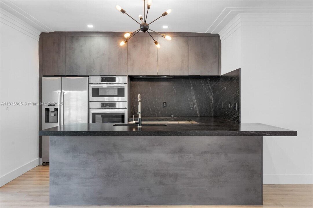 365 Fairway Dr in Miami Beach, FL - Building Photo